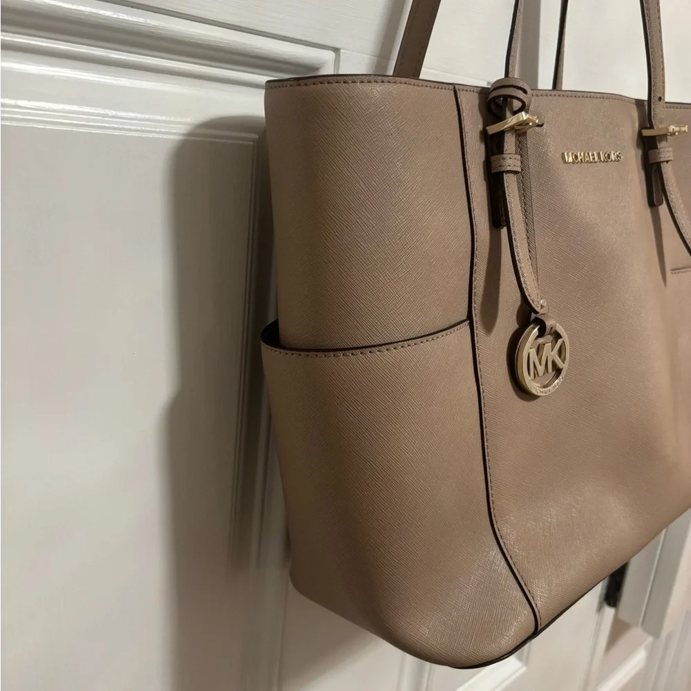 Michael Kors Jet Set Tote – Tan Saffiano Leather – Authenticated – Gold Hardware